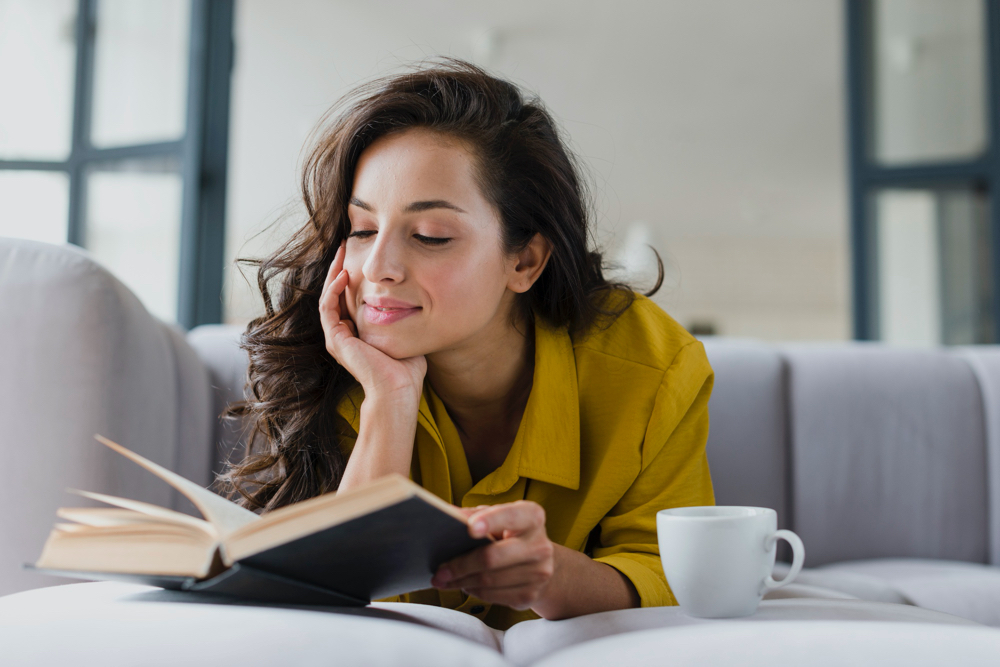 Photo medium shot woman with book and cup