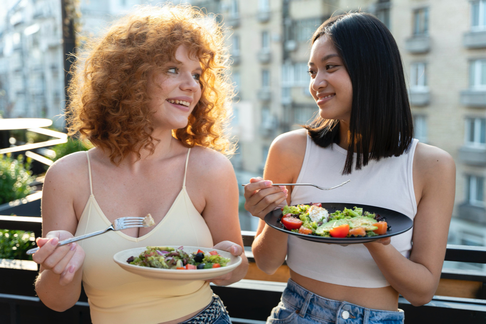 Free photo medium shot smiley women with food