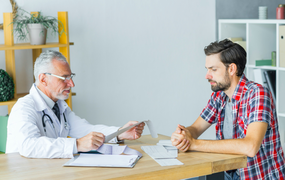 photo senior doctor talking with patient