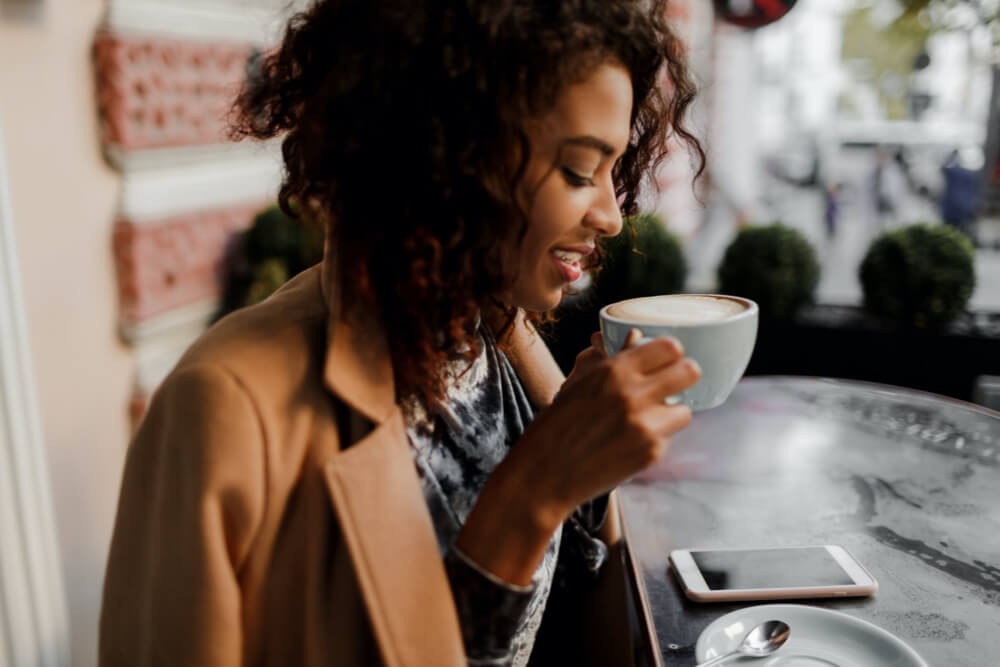 woman drinking coffee at coffee shop