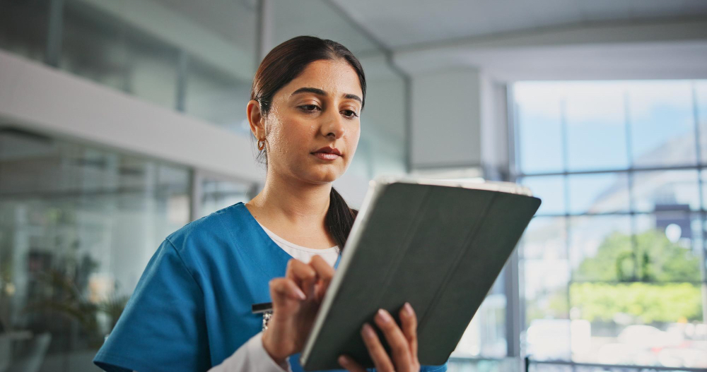 A woman discussing thyroid lab results with a healthcare provider, focusing on optimal TSH and Free T4 levels.